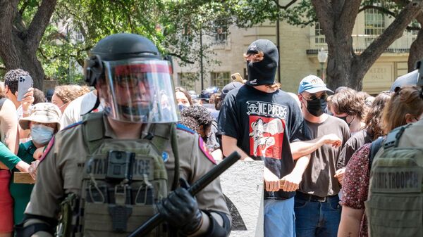 A Texas State trooper stands gurad near pro-Palestinian demomstrators at the University of Texas in Austin, Texas - Sputnik International