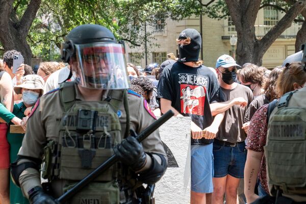 A Texas State trooper stands guard near a pro-Palestinian rally at the University of Texas (April 29, 2024). - Sputnik International