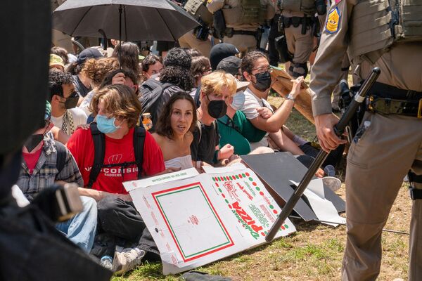 Pro-Palestinian demonstrators confront Texas State troopers at the University of Texas (April 29, 2024). - Sputnik International