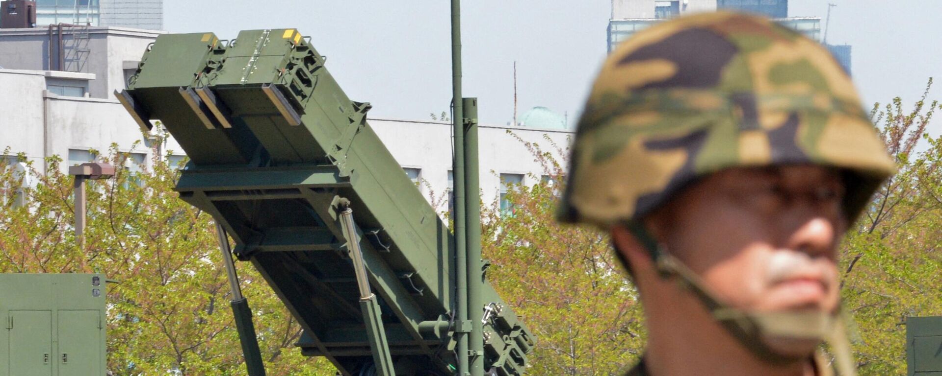 A soldier (R) of Japan's Ground Self Defence Force looks on as Japanese Foreign Minister Fumio Kishida (unseen in this picture) inspected Patriot Advanced Capability-3 (PAC-3) missile launchers at the Defence Ministry headquarters in Tokyo on April 13, 2013.  - Sputnik International, 1920, 03.05.2024