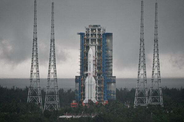The Long March 5 rocket moments before the Chang&#x27;e-6 launch. - Sputnik International