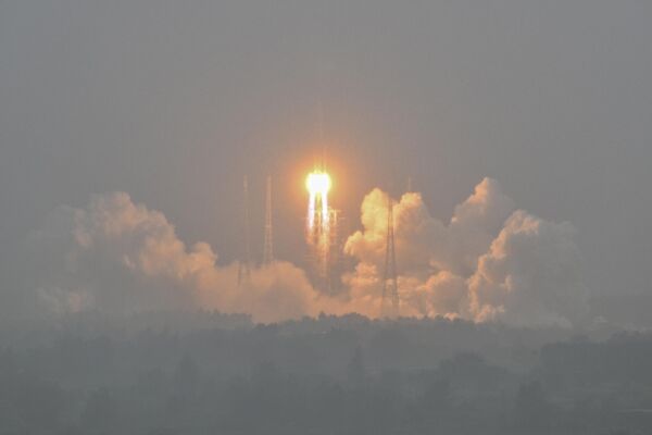 موشک لانگ مارس 5 پس از پرتاب موفقیت آمیز چین به فضا.  - اسپوتنیک بین المللی