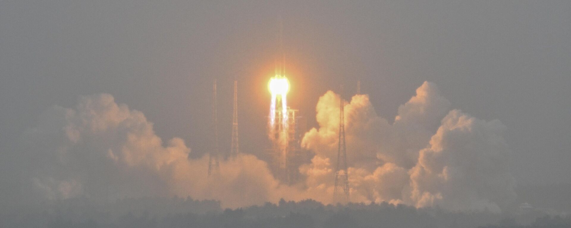 موشک Long March 5 حامل کاوشگر ماه Chang'e-6 زیر باران در مرکز پرتاب فضایی Wenchang در استان هاینان در جنوب چین - Sputnik International 1920 05/03/2024