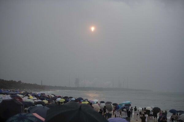 A crowd watches the exciting launch from a Hainan beach. - Sputnik International