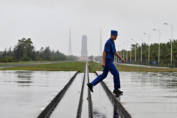 یک نگهبان امنیتی در نزدیکی سکوی پرتاب برای ماموریت Changé-6 برنامه اکتشاف ماه چین در مرکز پرتاب فضایی Wenchang در استان هاینان در جنوب چین قدم می‌زند.  - اسپوتنیک بین المللی