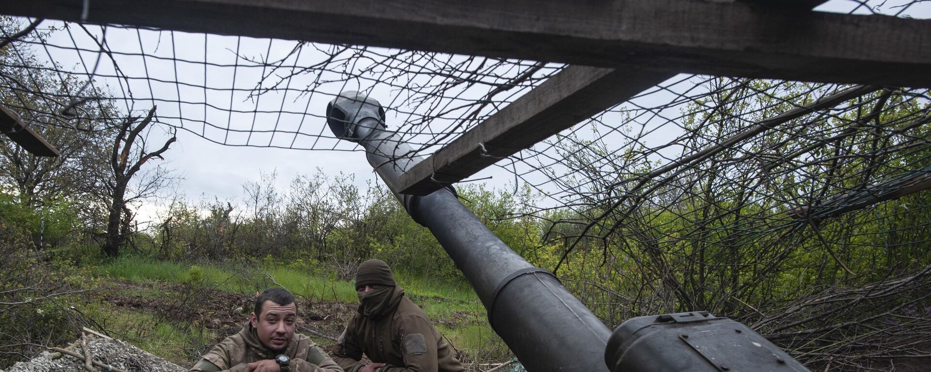 Ukrainian soldiers look out with a self-propelled howitzer in Chasov Yar. File photo - Sputnik International, 1920, 03.05.2024