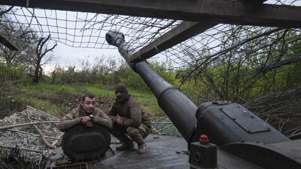 Ukrainian soldiers look out with a self-propelled howitzer in Chasov Yar. File photo - Sputnik International