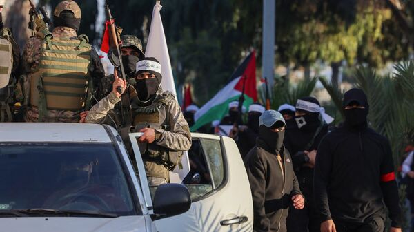 Palestinian Hamas militants wearing headbands reading in Arabic the Lion's Den, in reference to the Nablus based Lion's Den armed group (Areen Al-Asood), a loose coalition of fighters not aligned with established Palestinian factions, march in support of the group in Gaza City on December 10, 2022 - Sputnik International