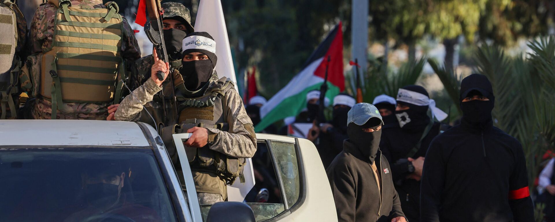 Palestinian Hamas militants wearing headbands reading in Arabic the Lion's Den, in reference to the Nablus based Lion's Den armed group (Areen Al-Asood), a loose coalition of fighters not aligned with established Palestinian factions, march in support of the group in Gaza City on December 10, 2022 - Sputnik International, 1920, 06.05.2024