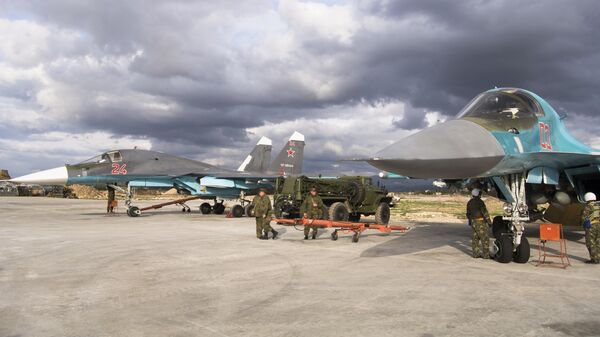 A pair of Russian Su-34 bombers are being readied for action at Hemeimeem air base in Syria on Wednesday Jan. 20, 2016 - Sputnik International