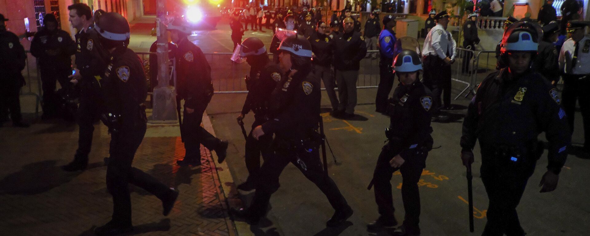 Members of the New York Police Department strategic response team move towards an entrance to Columbia University, Tuesday, April 30, 2024, in New York. After entering the campus, a contingent of police officers approached Hamilton Hall, the administration building that student protesters began occupying in the morning. (AP Photo/Julius Motal) - Sputnik International, 1920, 05.05.2024