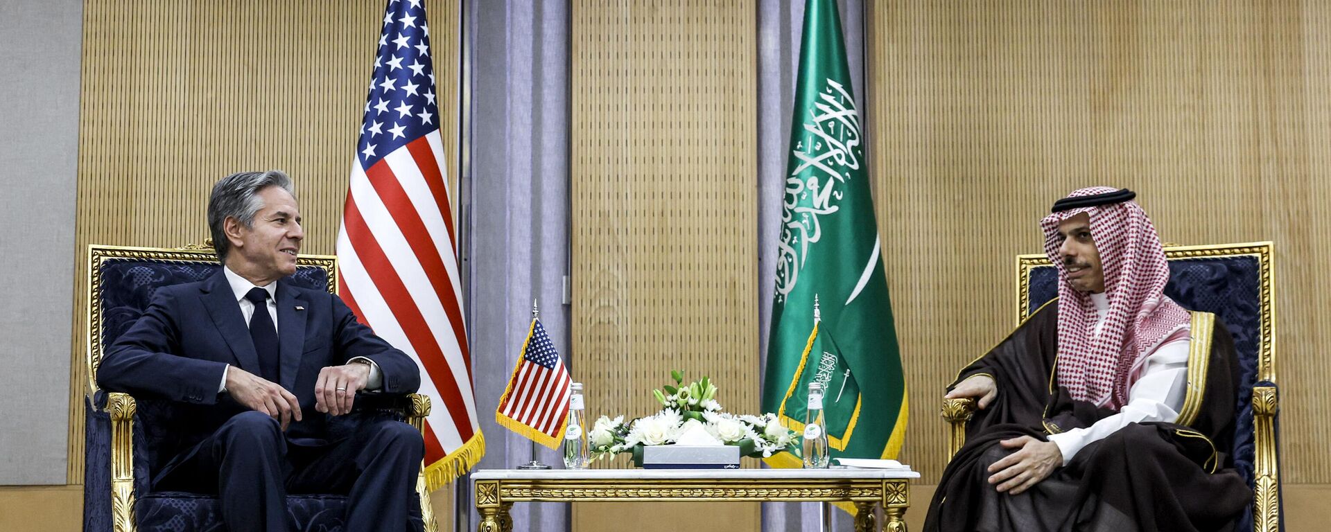 Saudi Arabia's Foreign Minister Prince Faisal bin Farhan (R) receives US Secretary of State Antony Blinken at the Gulf Cooperation Council (GCC) Secretariat in Riyadh on April 29, 2024.  - Sputnik International, 1920, 05.05.2024
