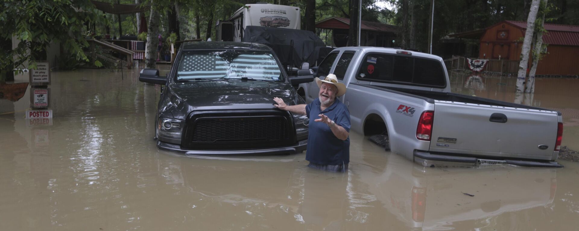 A man waves at Texas Parks & Wildlife Department game wardens as they arrive by boat to rescue residents from floodwaters in Liberty County, Texas, on Saturday, May 4, 2024 A man waves at Texas Parks & Wildlife Department game wardens as they arrive by boat to rescue residents from floodwaters in Liberty County, Texas, on Saturday, May 4, 2024 - Sputnik International, 1920, 05.05.2024