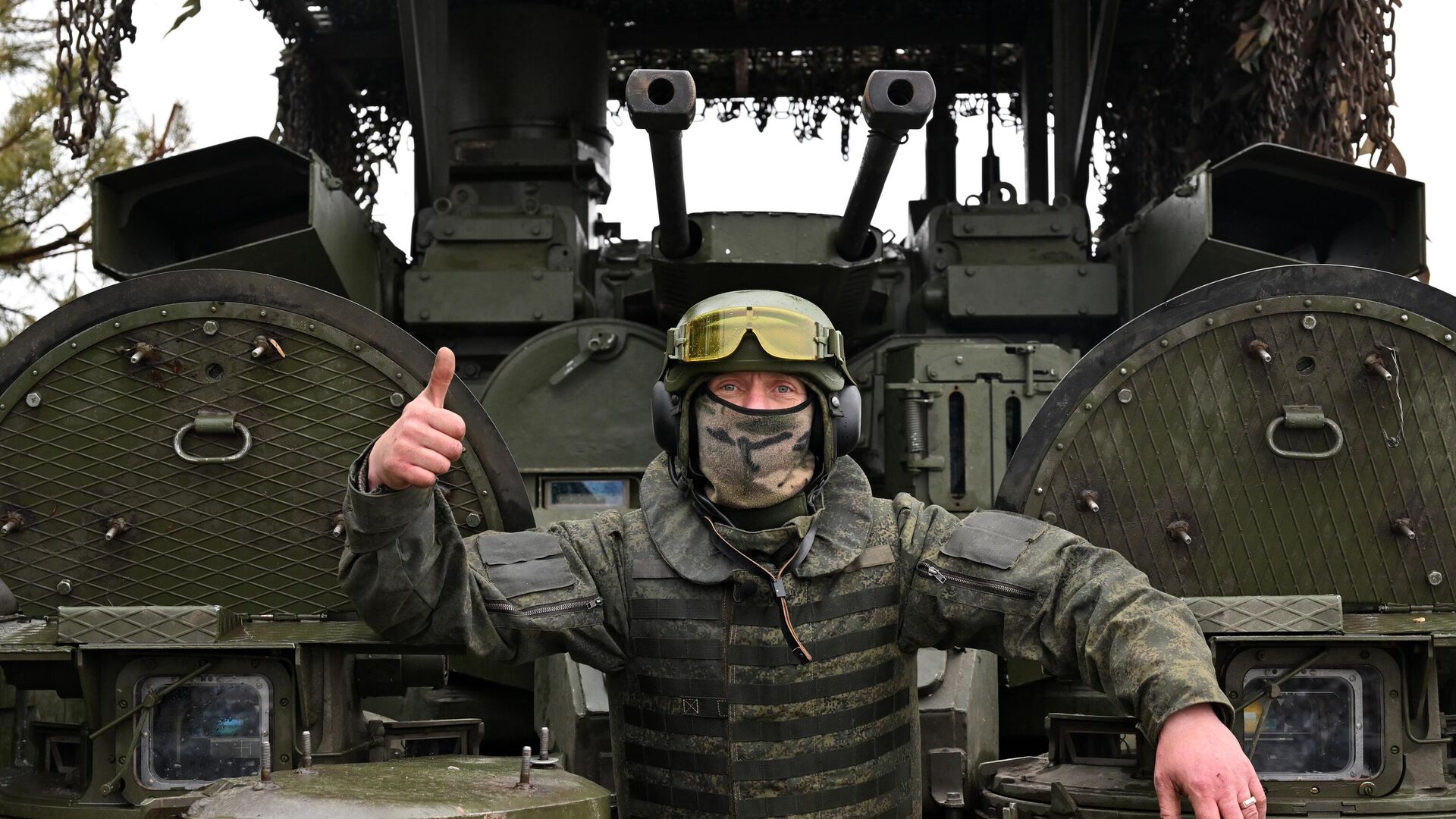 A serviceman of Russian Central Military District gives a thumbs-up - Sputnik International, 1920, 30.09.2024