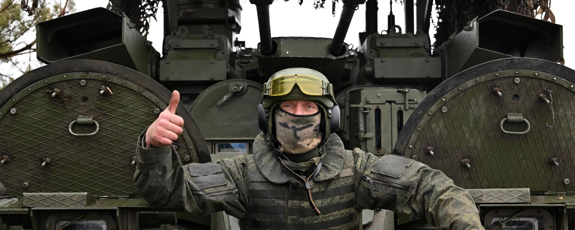 A serviceman of Russian Central Military District gives a thumbs-up - Sputnik International, 1920, 30.09.2024