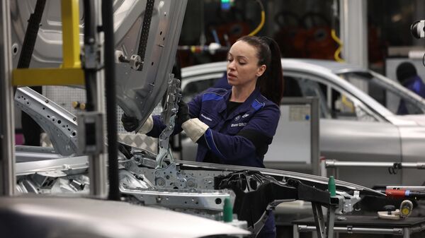 Employees work at a production line at German carmaker BMW at the company's plant in Munich, on December 5, 2023.  - Sputnik International