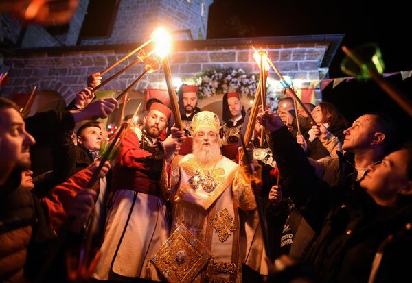 Macedonian Orthodox Christians light candles from the holy fire that arrived from Jerusalem during an Easter service at the Saint Jovan Bigorski monastery in Mavrovo, some 115km west of the capital Skopje. - Sputnik International