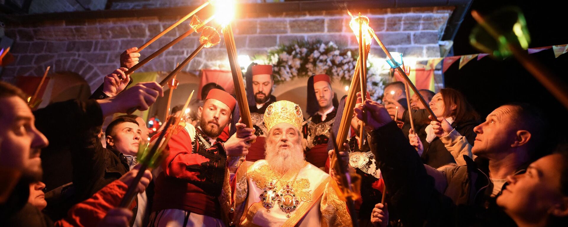 Macedonian Orthodox Christians light candles from the holy fire that arrived from Jerusalem during an Easter service at the Saint Jovan Bigorski monastery in Mavrovo, some 115km west from the capital Skopje, early on May 5, 2024.  - Sputnik International, 1920, 05.05.2024