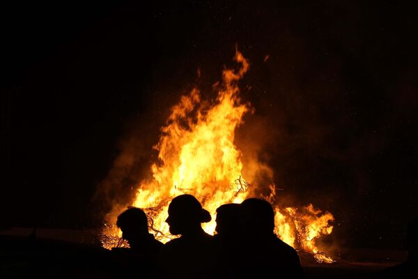 جوانان در هنگام جشن عید پاک ارتدکس در روستای Xilophagou در جنوب شرقی جزیره قبرس در مقابل آتش می ایستند.  - اسپوتنیک بین المللی