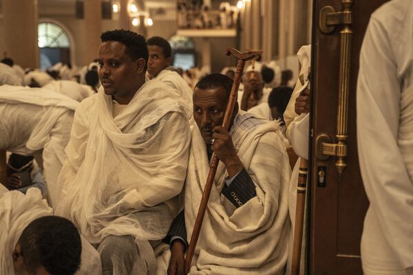 نمازگزاران ارتدوکس اتیوپیایی در طول جشن های عید پاک در کلیسای Bole Medhanialem در آدیس آبابا دعا می کنند.  - اسپوتنیک بین المللی