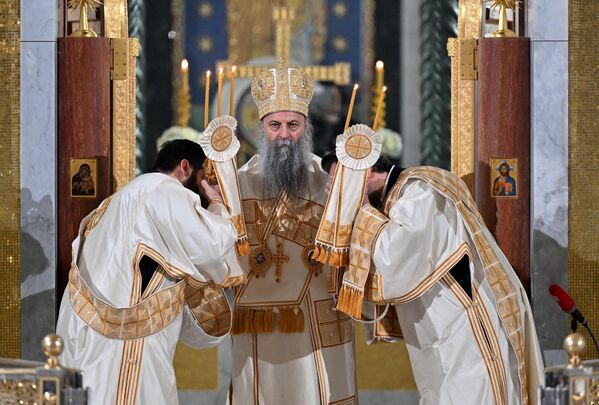 پاتریارک صرب پورفیری (سمت چپ) مراسم عید پاک ارتدکس را در کلیسای سنت ساوا در بلگراد، صربستان رهبری می کند.  - اسپوتنیک بین المللی