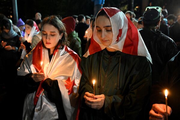 معترضان به «نفوذ خارجی» جنجالی، عید پاک ارتدکس را در مقابل کلیسای کاشوتی در کنار پارلمان گرجستان در تفلیس جشن گرفتند.  - اسپوتنیک بین المللی