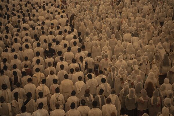 نمازگزاران ارتدکس اتیوپیایی در طول جشن های عید پاک در کلیسای Bole Medhanialem در آدیس آبابا، اتیوپی دعا می کنند.  - اسپوتنیک بین المللی