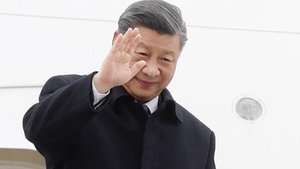 Chinese President Xi Jinping waves as he boards a plane - Sputnik International