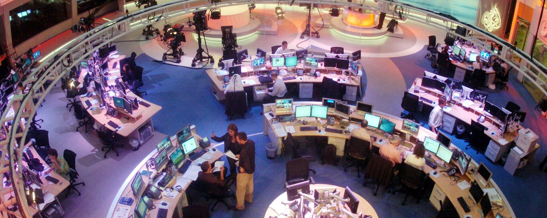 کارکنان انگلیسی الجزیره برای پخش در اتاق خبر در دوحه، قطر، این سه شنبه، 14 نوامبر 2006 آماده می شوند.  شرکت پخش قطر 
