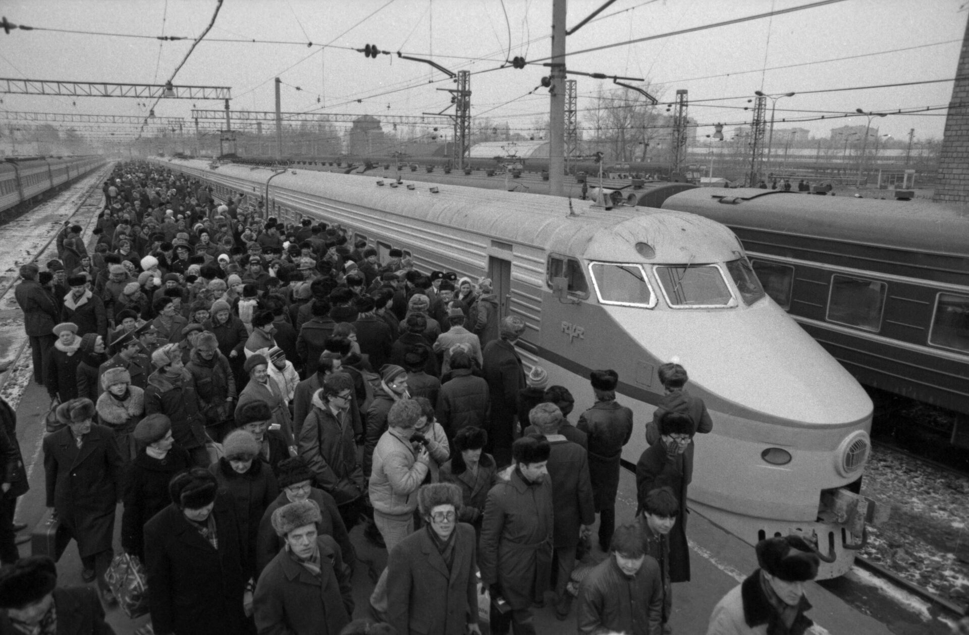The ER200 - the Soviet Union's first high-speed electric train, produced by the Riga-based Rīgas Vagonbūves Rūpnīca (RVR) train and tram manufacturer, arrives at Leningrad Station in Moscow. File photo. In the Soviet period, Latvia and other Baltic republics were known for the production of an array of high-tech manufactured goods, from trains and light vehicles to radio-electronics on par in quality terms with many Western and Japanese goods. - Sputnik International, 1920, 06.05.2024