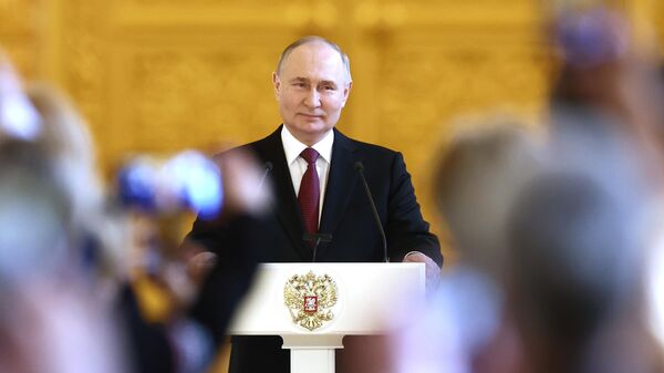 Russian President Vladimir Putin delivers a speech during a meeting with his election campaign agents at the Grand Kremlin Palace - Sputnik International