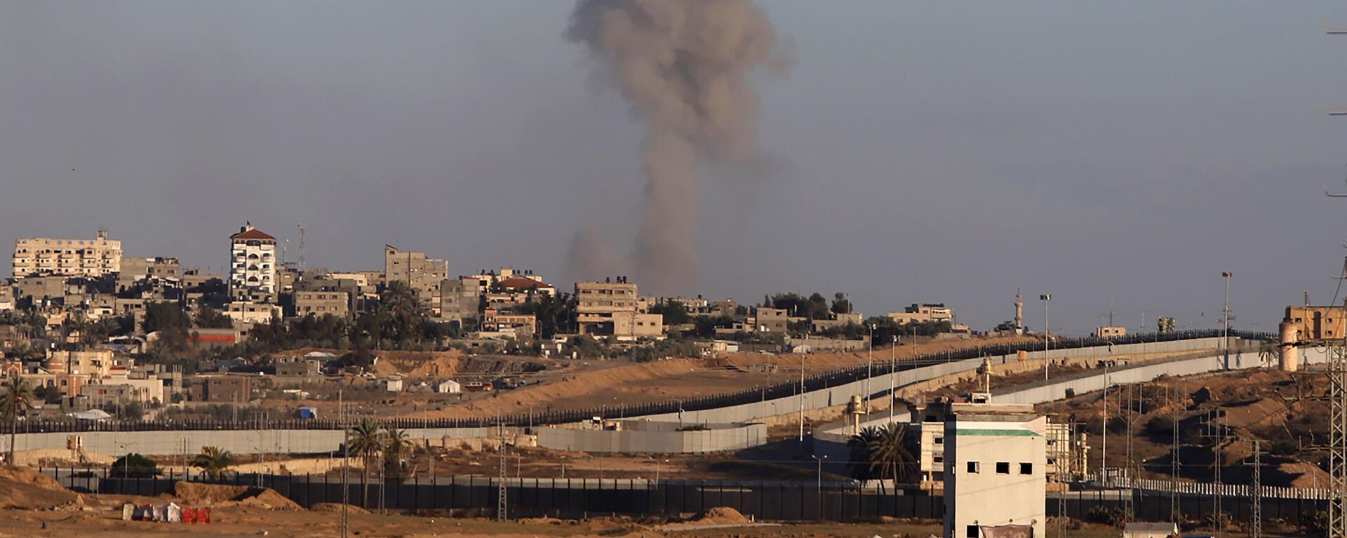 Smoke rises following an Israeli airstrike on buildings near the separating wall between Egypt and Rafah, southern Gaza Strip, Monday, May 6, 2024. - Sputnik International, 1920, 11.05.2024