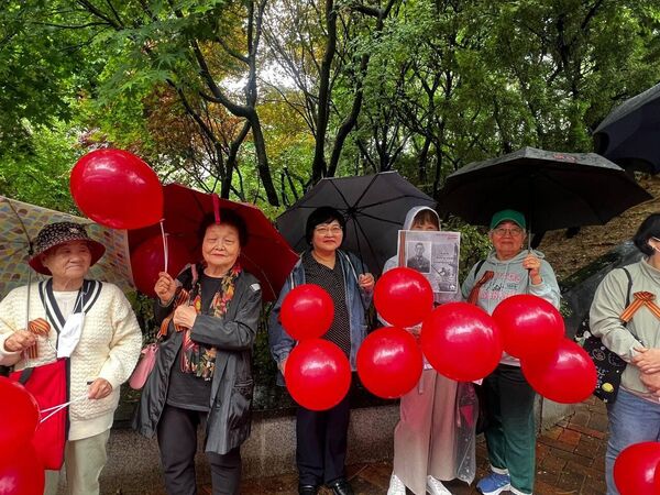 Elderly women seen wearing St. George&#x27;s ribbons in memory of war heroes in South Korea. - Sputnik International