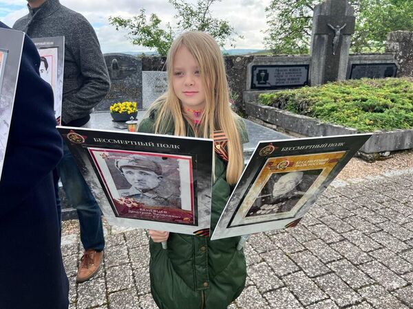 A girl holds two portraits of Great Patriotic War veterans in Luxembourg. - Sputnik International