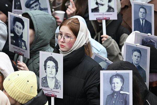 Immortal Regiment march at a monument dedicated to medical workers who died in the Great Patriotic War. Participants hold portraits of their loved ones on the premises of the Kazan State Medical University in Russia&#x27;s Republic of Tatarstan. - Sputnik International