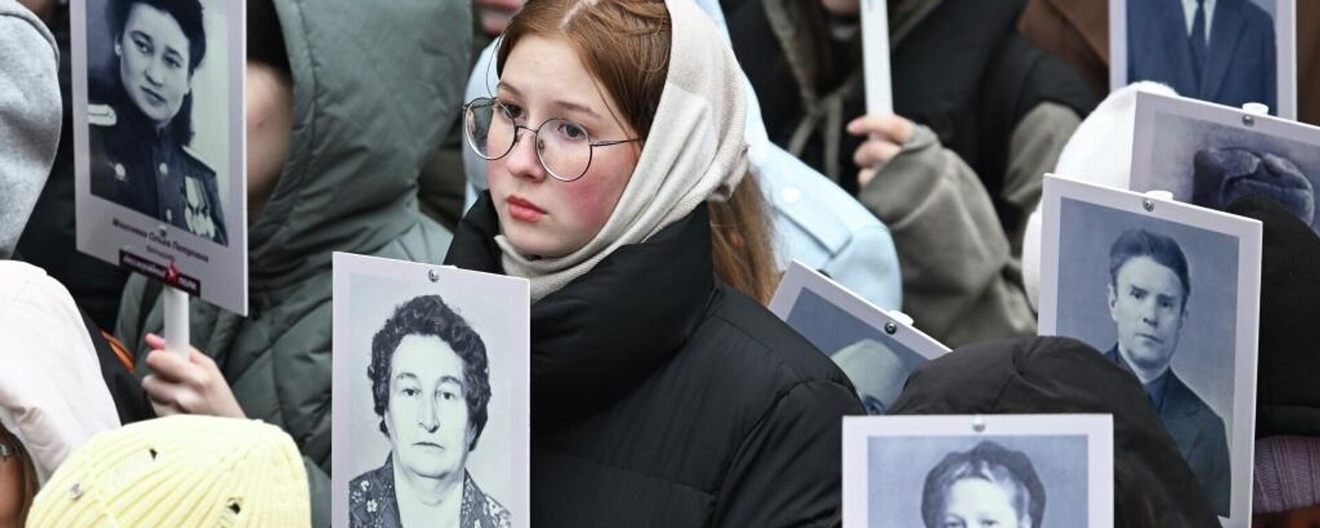 Immortal Regiment march taking place at the monument dedicated to medical workers who died in the Great Patriotic War. Participants are holding the portraits of their loved ones on the premises of the Kazan State Medical University in Russia's Tatarstan Republic.  - Sputnik International, 1920, 07.05.2024