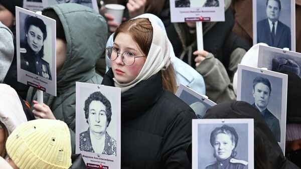 Immortal Regiment march taking place at the monument dedicated to medical workers who died in the Great Patriotic War. Participants are holding the portraits of their loved ones on the premises of the Kazan State Medical University in Russia's Tatarstan Republic.  - Sputnik International