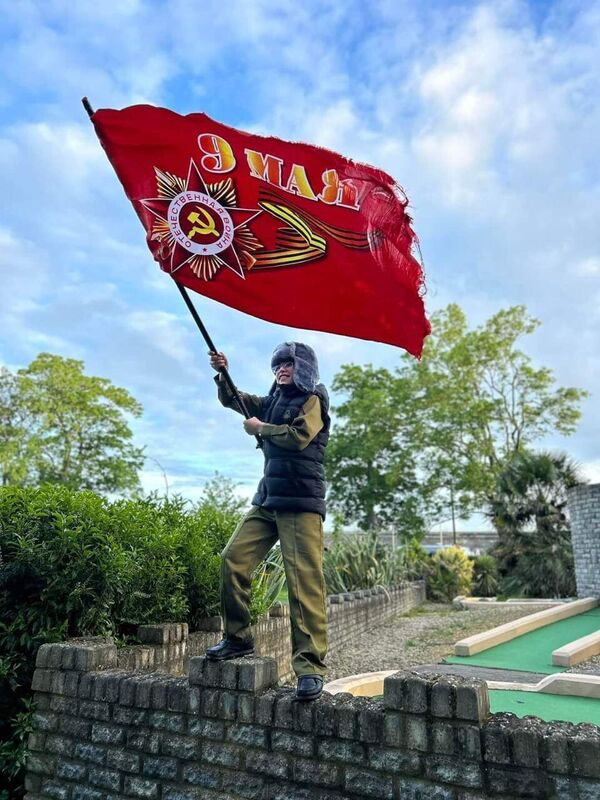 A boy waving a modern Victory Day banner in the United Kingdom - Sputnik International