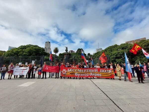 Immortal Regiment participants march with a St. George ribbon and a Soviet Victory Banner in Argentina. - Sputnik International