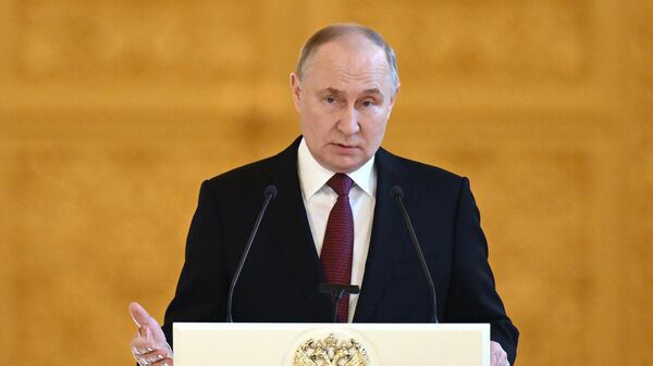 Russian President Vladimir Putin delivers a speech during a meeting with his election campaign agents at the Grand Kremlin Palace - Sputnik International
