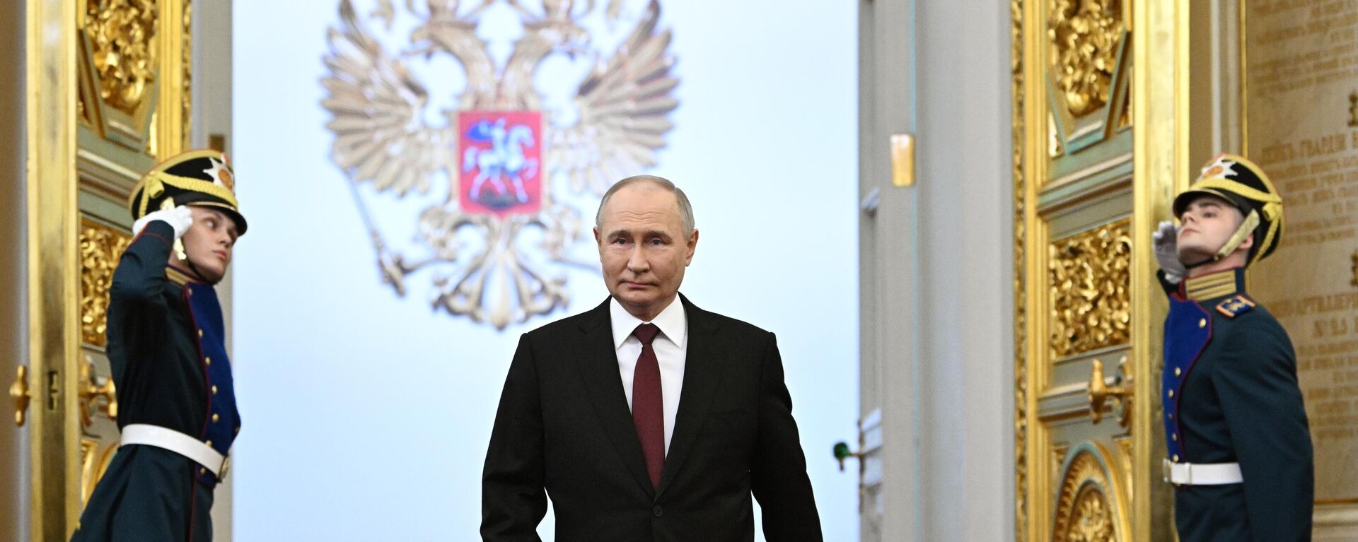Russian President Vladimir Putin walks before his inauguration ceremony - Sputnik International, 1920, 07.05.2024