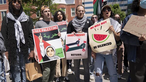 George Washington University students protest on the street after police close the student plaza during a pro-Palestinian protest over the Israel-Hamas war on Friday, April 26, 2024, in Washington - Sputnik International