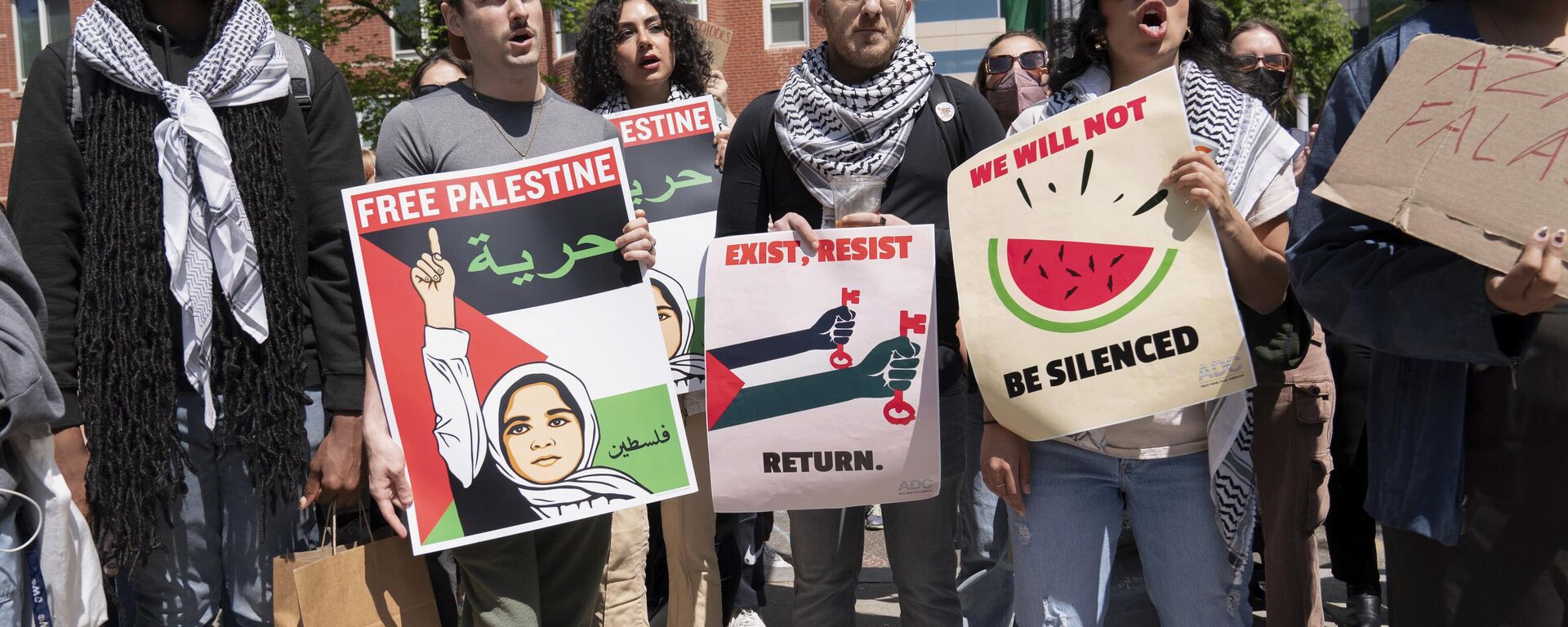 George Washington University students protest on the street after police close the student plaza during a pro-Palestinian protest over the Israel-Hamas war on Friday, April 26, 2024, in Washington George Washington University students protest on the street after police close the student plaza during a pro-Palestinian protest over the Israel-Hamas war on Friday, April 26, 2024, in Washington - Sputnik International, 1920, 26.08.2024