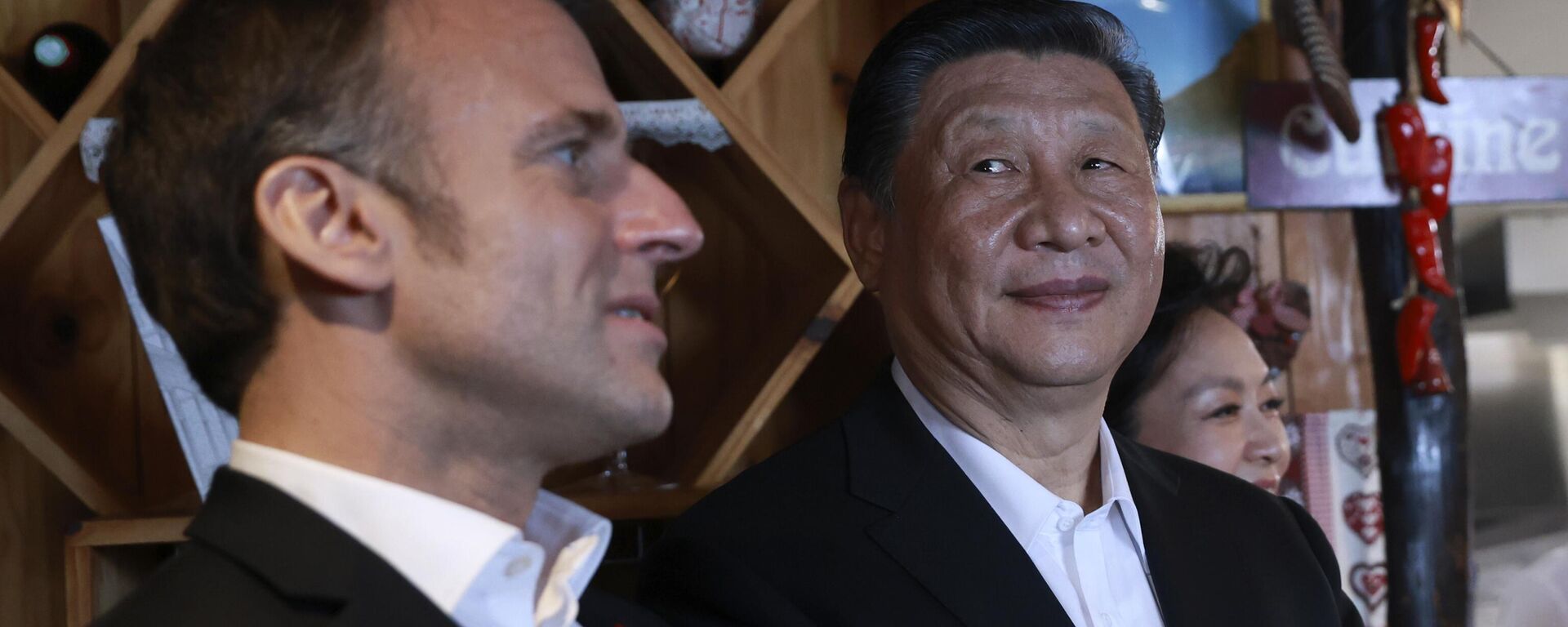 Chinese President Xi Jinping, right, watches French President Emmanuel Macron in a restaurant, Tuesday, May 7, 2024 at the Tourmalet pass, in the Pyrenees mountains. - Sputnik International, 1920, 12.05.2024