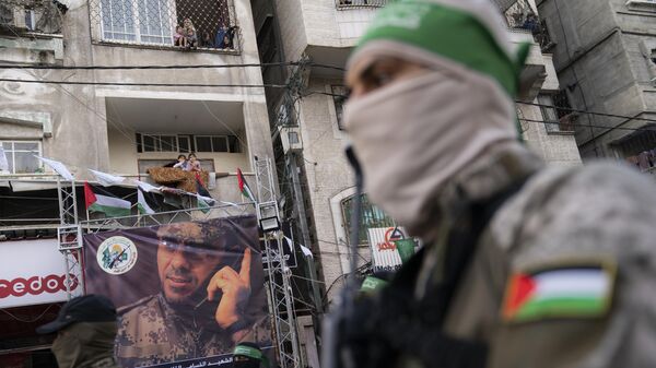 Residents watch from balconies as Hamas militants parade through the streets for Bassem Issa, a top Hamas' commander, who was killed by Israeli Defense Force, Saturday, May 22, 2021 - Sputnik International