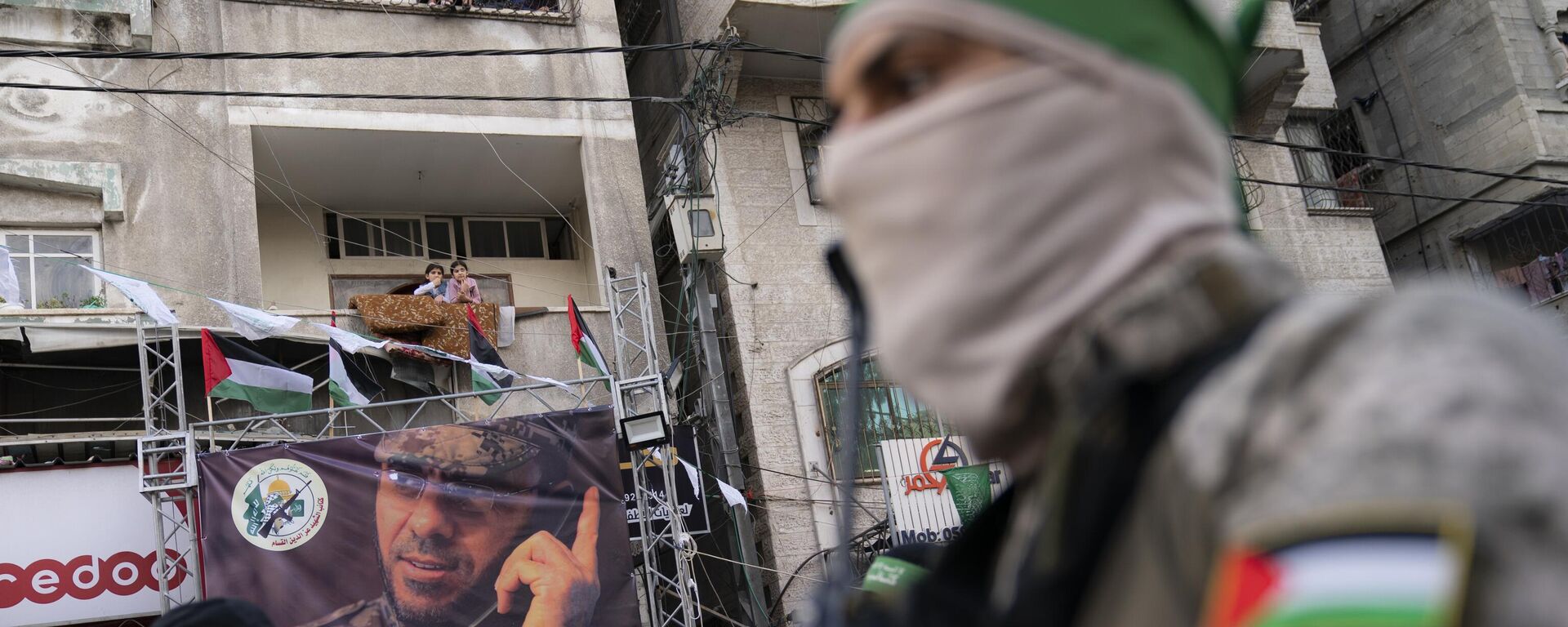 Residents watch from balconies as Hamas militants parade through the streets for Bassem Issa, a top Hamas' commander, who was killed by Israeli Defense Force, Saturday, May 22, 2021 - Sputnik International, 1920, 01.06.2024