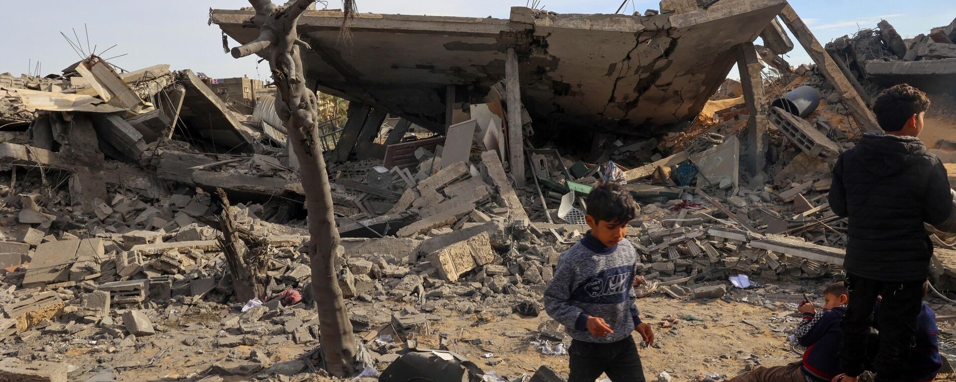Children play in the rubble of a damaged building where two hostages were reportedly held before being rescued during an operation by Israeli security forcess in Rafah, on the southern Gaza Strip on February 12, 2024, amid ongoing battles between Israel and the militant group Hamas - Sputnik International, 1920, 08.05.2024