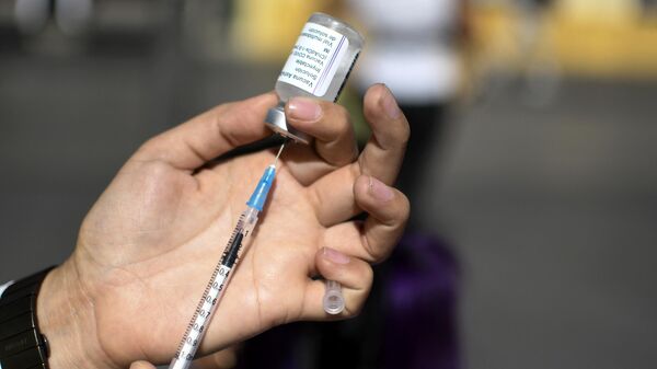 A nurse prepares a dose of the AstraZeneca vaccine against COVID-19, at a vaccination center at Paseo de la Sexta, in Guatemala City, on February 25, 2022 - Sputnik International