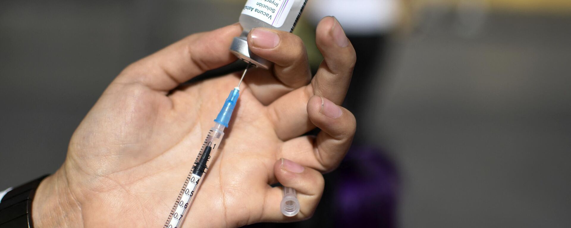 A nurse prepares a dose of the AstraZeneca vaccine against COVID-19, at a vaccination center at Paseo de la Sexta, in Guatemala City, on February 25, 2022 - Sputnik International, 1920, 08.05.2024
