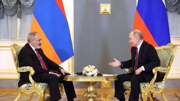 Russian President Vladimir Putin meets with Armenian Prime Minister Nikol Pashinyan, left, at the Moscow Kremlin, in Moscow, Russia, May 8, 2024 - Sputnik International